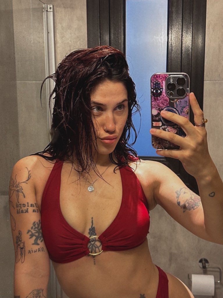 Chloepmoc's tweet photo. J'adore le rouge 😍 https://t.co/38SxN79UUj