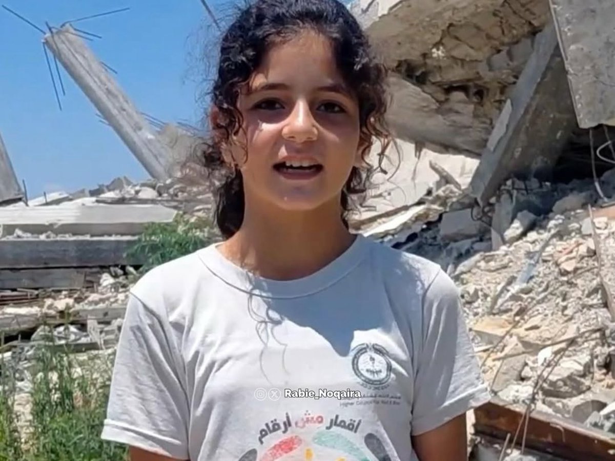 haticebrarr's tweet photo. Bu Gazzeli kız haydut devlet tarafından katledildi.

Tişörtünün üzerinde “Sayılar değil, aylar” yazıyor.

Gazze bütün varlığıyla acıları sayıya indirgeyen modern dünyaya ve istatistikten başka bir şey vermeyen çürümüş kurumlara karşı hafızayı, hikayeyi, direnişi, insan onurunu, insanca yaşamayı tek başına savundu.

İnsanlık buna şahit.
S.yonizme lanet olsun.