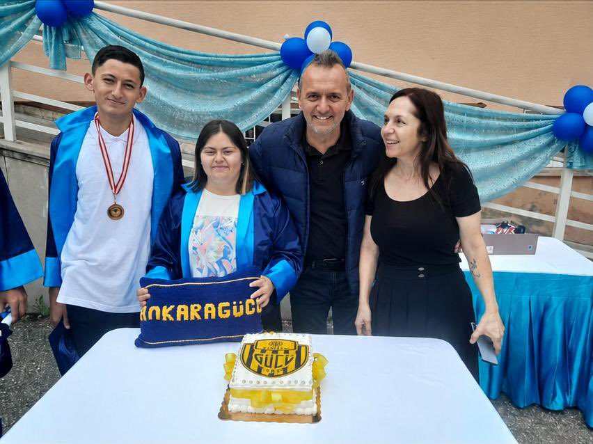 BeltanIsmet's tweet photo. Sincan Özel Eğitim Okulumuzun yeri bende her zaman çok ayrı. 💛💙

Her fırsatta söylediğim gibi, sizlerle aramızda tarif edilmesi zor, çok özel bir bağ oluştu. Mezuniyet gününüzde sizlerle bir arada olmak, sevincinizi paylaşmak bizim için büyük bir mutluluktu.

Emirhan ve Azra’nın ise kalbimizde apayrı bir yeri var. Onlara duyduğumuz sevgi ve bağlılık gerçekten çok özel. Ama bilin ki sizlerin her biriniz bizim için çok kıymetlisiniz.

Güzel çocuklar, hepinizi çok seviyorum. Yolunuz ve bahtınız açık olsun. Hayallerinizin peşinden cesaretle yürüyün, yüzünüzden gülümseme hiç eksik olmasın.

Hepinize sağlık, mutluluk ve başarı dolu bir gelecek, keyifli bir yaz tatili diliyorum. Sizler bizim umudumuz ve gururumuzsunuz.

İyi ki varsınız. Sizleri çok seviyoruz. 💙💛🎓📚 #Ankaragücü