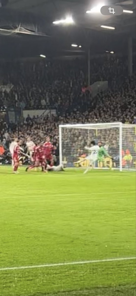 foreverlufc_mot's tweet photo. チェコの一番好きな景色です！
あっという間に留学最終日。
現地での観戦は、リーズ以外も含めると合計15試合観に行くことができました。
リーズの試合3回も観に行けて本当に良かった。
リヴァプール戦の碧の劇的同点ゴールを生で観れたのは一生の宝。同じ日本人として誇らしかったし、嬉しかった！ https://t.co/q6SFMDXBY4