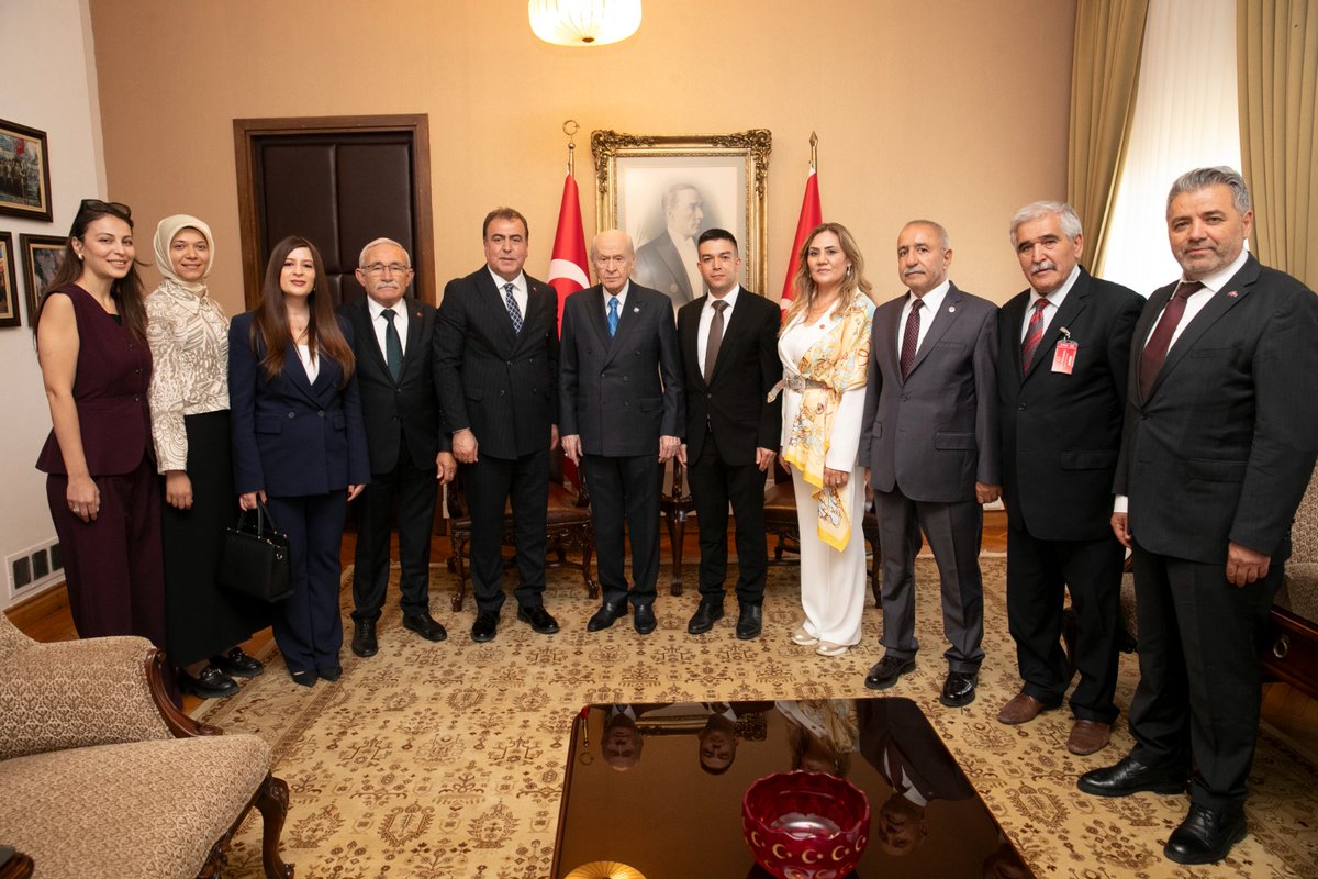 MHPeskisehir26's tweet photo. Milliyetçi Hareket Partisi (MHP) Eskişehir İl Başkanı Ayhan Sezer ve beraberindeki il teşkilatı, Türkiye Büyük Millet Meclisi’nde gerçekleştirilen MHP Grup Toplantısı’na katıldı. Toplantının ardından temsil heyeti, MHP Genel Başkanı Devlet Bahçeli’yi makamında ziyaret etti.
#mhp https://t.co/LZQgNri7rt