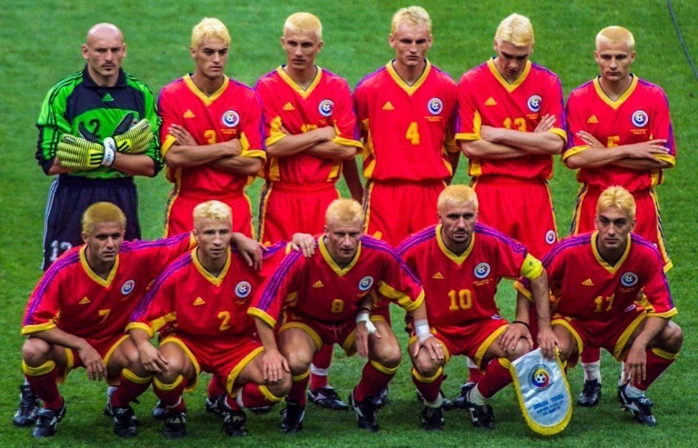 eurofootcom's tweet photo. 🇷🇴👱‍♂️ Throwback to the 1998 World Cup when the whole Romania squad dyed their hair blonde! 💈

Goalkeeper Stelea: "We put on a crazy bet if we get through the group. That's how we all ended up blonde, except me, who did not have much hair anymore!" 😂 https://t.co/uvRJDw3LVe