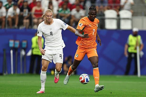 rdcmonde_mag's tweet photo. 🇨🇮 Fin de parcours pour les Éléphants. Dominatrice mais trop imprécise dans le dernier geste, la Côte d’Ivoire s’incline 2-1 face à une Norvège ultra-réaliste. Après l’égalisation d’Amad Diallo, Erling Haaland a frappé en fin de match pour envoyer les Scandinaves en huitièmes. Une élimination frustrante, mais une campagne historique pour les Ivoiriens. 

#FIFAWorldCup #CIVNOR #Football