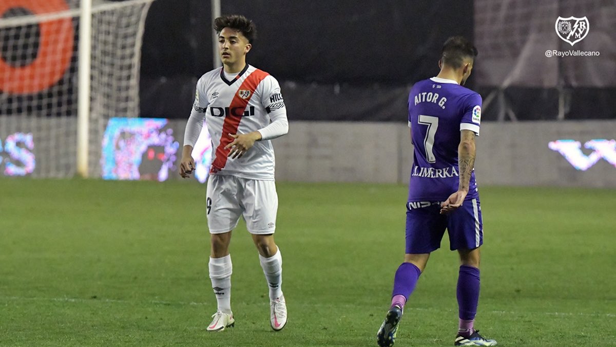 CD_Toledo's tweet photo. ⚡️ Formado en la cantera del Rayo Vallecano, Manu debutó con el primer equipo de la franja en LaLiga Hypermotion ante el Real Sporting y en Copa del Rey frente al Elche CF.

¡𝒀 𝒂𝒉𝒐𝒓𝒂 𝒆𝒔 𝒖𝒏𝒐 𝒅𝒆 𝒍𝒐𝒔 𝒏𝒖𝒆𝒔𝒕𝒓𝒐𝒔! 🟢⚪️

📸 @RayoVallecano 

#SiempreCDToledo 💚⚪️ https://t.co/RwgMAQJcbc