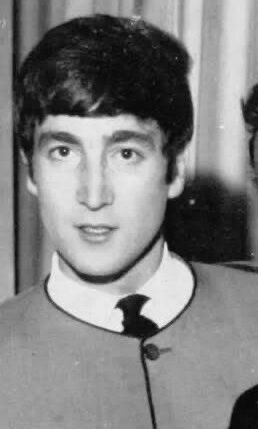 mrcartneys's tweet photo. mind u he’s in his 20s in both images LMAOO https://t.co/zAxpwxLjQz