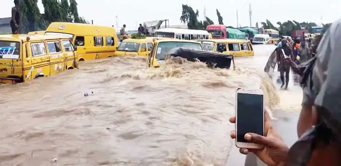 Ozoroblog's tweet photo. Residents across Lagos State have turned to social media to express dissatisfaction over the flooding that has impacted several communities https://t.co/fWCqW6GIP0