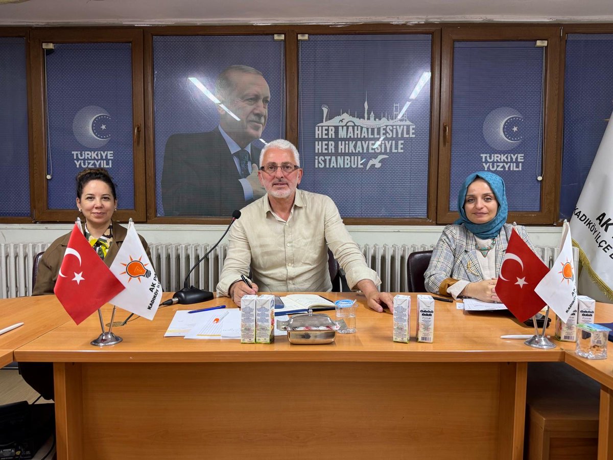 akkadikoy's tweet photo. Haftalık olağan Yürütme ve Yönetim Kurulu Toplantımızı, İlçe Başkanımız Sayın Orhan KAHYA’nın başkanlığında, ilçe başkanlığımızda gerçekleştirdik.

@orhan_kahya 
@akpartiistanbul 
@abdullahozdemir 
@mehmetsahinbsk 
@izeynepbulbul https://t.co/yDXQRcMvR0