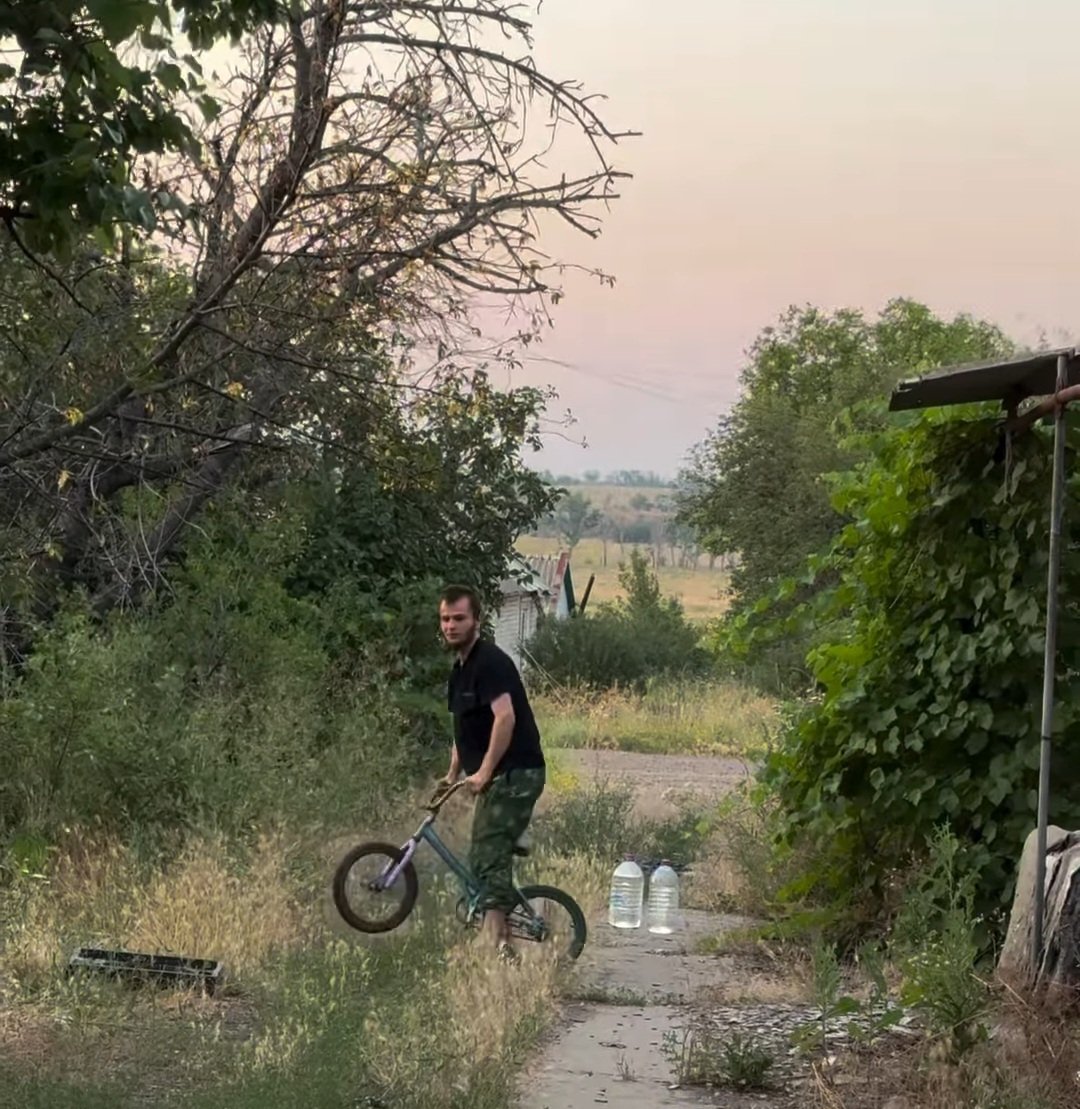 4LEX5's tweet photo. Una casa nella zona occupata dell'oblast di Zaporizhzhia, dove una volta viveva un bambino con la famiglia e la sua bicicletta. Oggi quella famiglia chissà dov'è, la casa è in rovina e occupata da imbecilli ceceni destinati a morire in un paese che non avrebbero dovuto invadere https://t.co/Udml9sr7GS