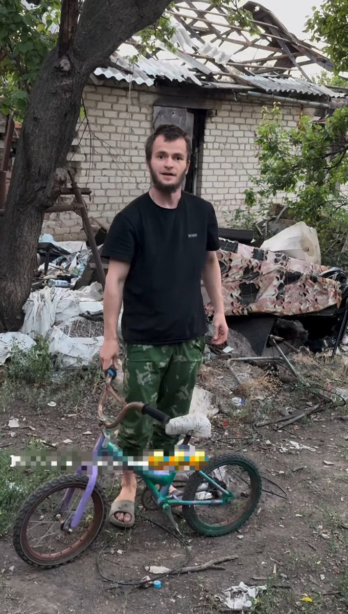 4LEX5's tweet photo. Una casa nella zona occupata dell'oblast di Zaporizhzhia, dove una volta viveva un bambino con la famiglia e la sua bicicletta. Oggi quella famiglia chissà dov'è, la casa è in rovina e occupata da imbecilli ceceni destinati a morire in un paese che non avrebbero dovuto invadere https://t.co/Udml9sr7GS