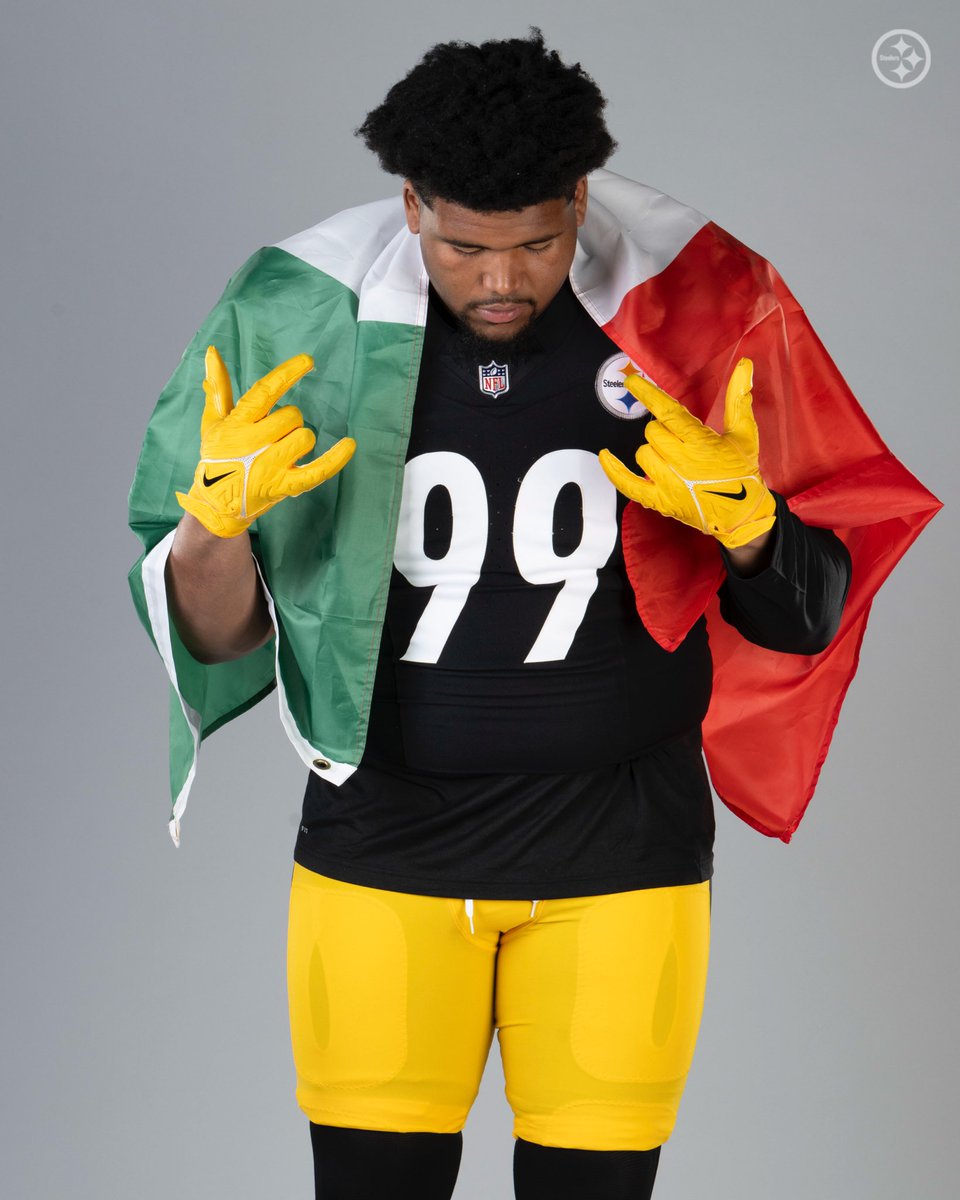 LosSteelers's tweet photo. ¡Siempre contigo, México! 🤩🇲🇽 #SomosMéxico 

@nickherbig_ I @DerrickHarmon20 https://t.co/6srgVsXdVW