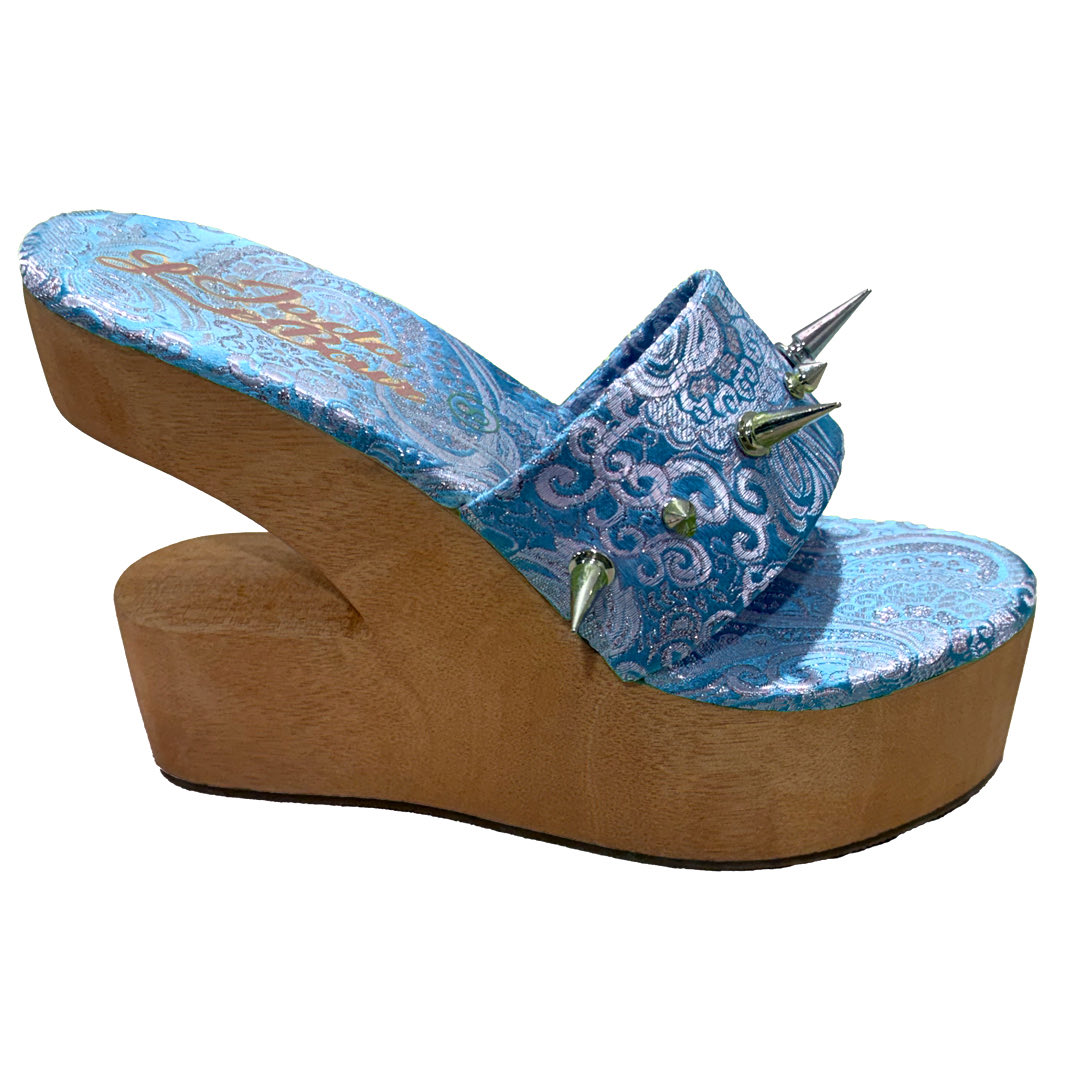 JadaLeBour's tweet photo. I designed the cutest shoes for summer ✨
Hand carved from natural wood with a cushioned brocade upper 💚
Handmade by me 💙
Only available on https://t.co/eBpwnPmm0c 💫 https://t.co/VbBz1IMalS