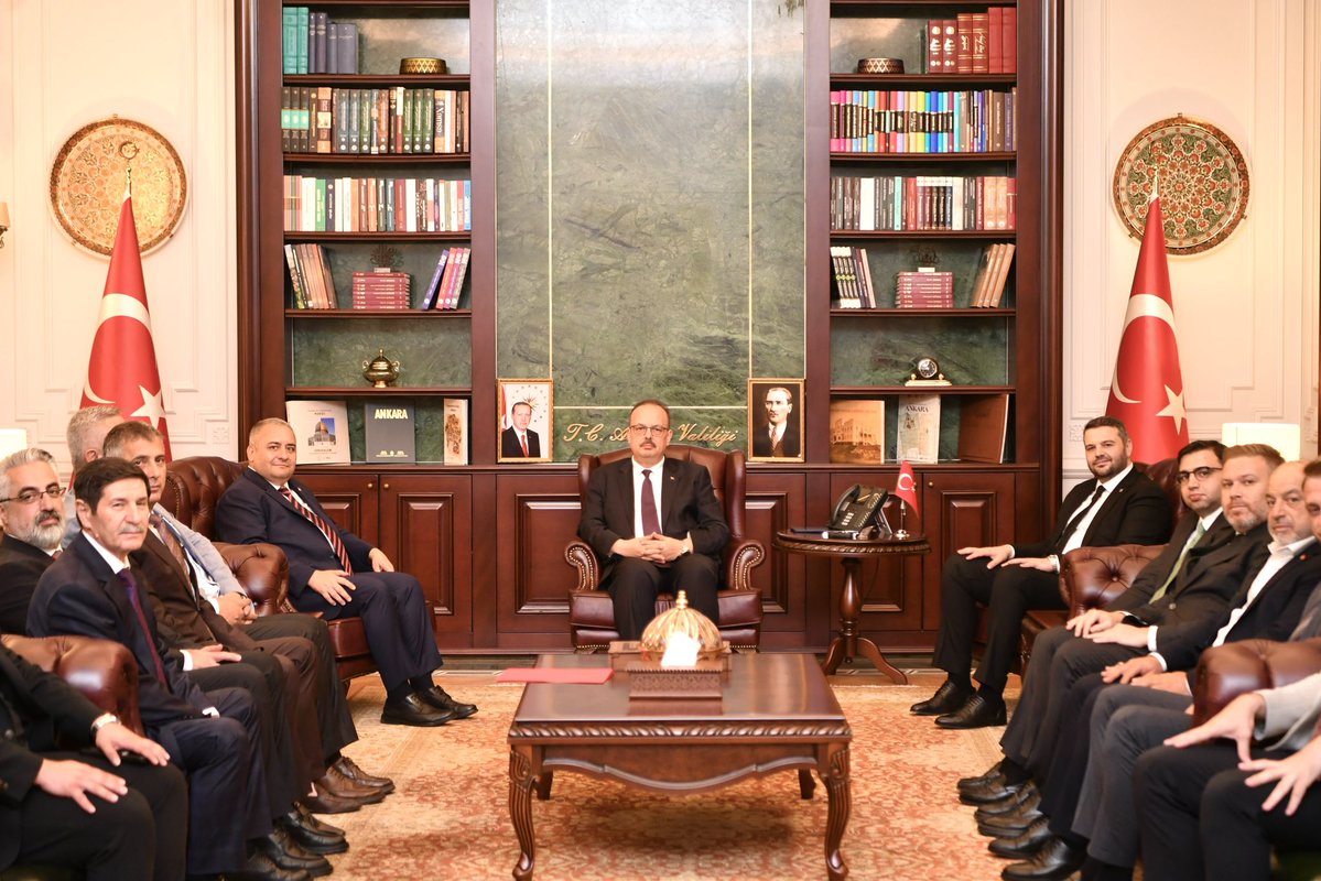 OzarslanMesut's tweet photo. Ankara Valimiz Sayın @YakupCanbolat’ı, Keçiören İlçe Başkanımız Sn. @omerfarukislam, yöneticilerimiz ve belediye bürokratlarımızla birlikte ziyaret ederek hayırlı olsun dileklerimizi ilettik.

Sayın Valimize misafirperverlikleri için teşekkür ediyor, görevinde başarılar diliyoruz.

@AkKeciorenResmi