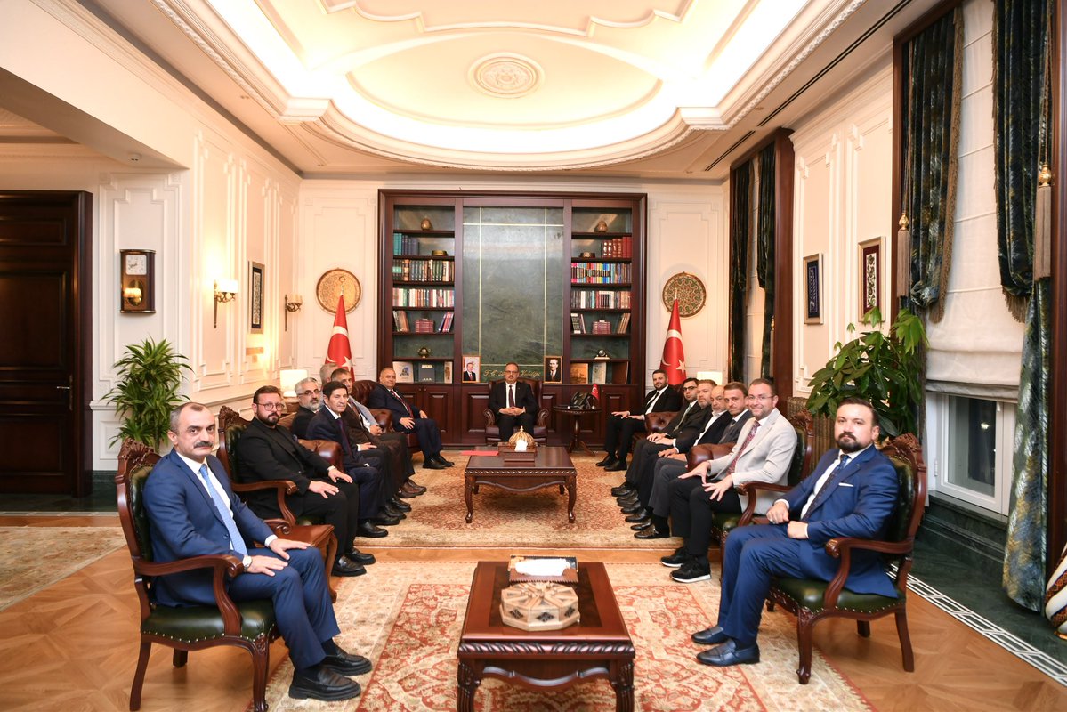 OzarslanMesut's tweet photo. Ankara Valimiz Sayın @YakupCanbolat’ı, Keçiören İlçe Başkanımız Sn. @omerfarukislam, yöneticilerimiz ve belediye bürokratlarımızla birlikte ziyaret ederek hayırlı olsun dileklerimizi ilettik.

Sayın Valimize misafirperverlikleri için teşekkür ediyor, görevinde başarılar diliyoruz.

@AkKeciorenResmi