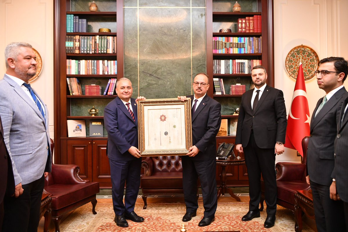OzarslanMesut's tweet photo. Ankara Valimiz Sayın @YakupCanbolat’ı, Keçiören İlçe Başkanımız Sn. @omerfarukislam, yöneticilerimiz ve belediye bürokratlarımızla birlikte ziyaret ederek hayırlı olsun dileklerimizi ilettik.

Sayın Valimize misafirperverlikleri için teşekkür ediyor, görevinde başarılar diliyoruz.

@AkKeciorenResmi