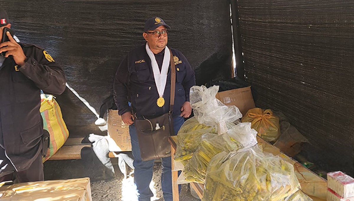 FiscaliaPeru's tweet photo. 🚨#AcciónFiscal | Fiscalía de Prevención del Delito con competencia en Materia Ambiental (FEMA) de Cañete logró la detención de ocho personas investigadas por el delito de minería ilegal en el sector Totoral, distrito de Coayllo. También se incautó un tractor oruga, coches mineros y demás implementos utilizados para dicha actividad ilícita en la zona.

🗞️ https://t.co/9dFa0g2be7