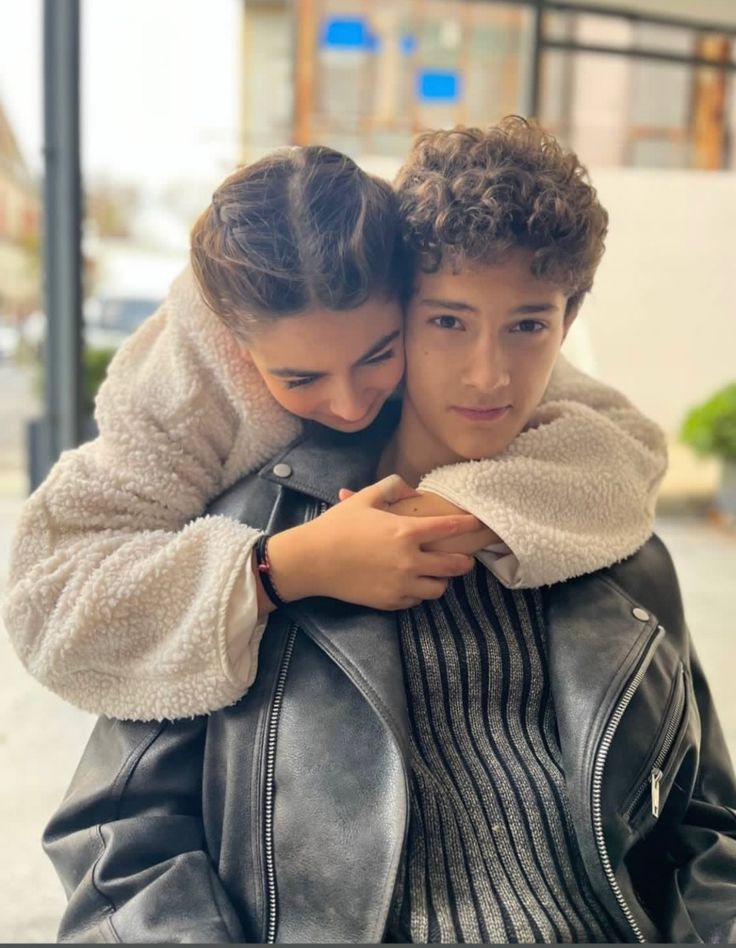 curieusekyl's tweet photo. Bu arada set dışında olan bağlarıda çok güzel zaten birlikte büyüdüler sürekli birbirlerinin destekliyor
Leya, Çağan ve Çağan'ın ananesiyle  birlikte fotoğrafları var öyleli yakınlar
onlarıcokseviorm prime fankızlık erama döndüm bi an 
ĞWÖEĞFKFĞEEÖİFGKĞRMRFĞFK https://t.co/NBgKoYAvdC