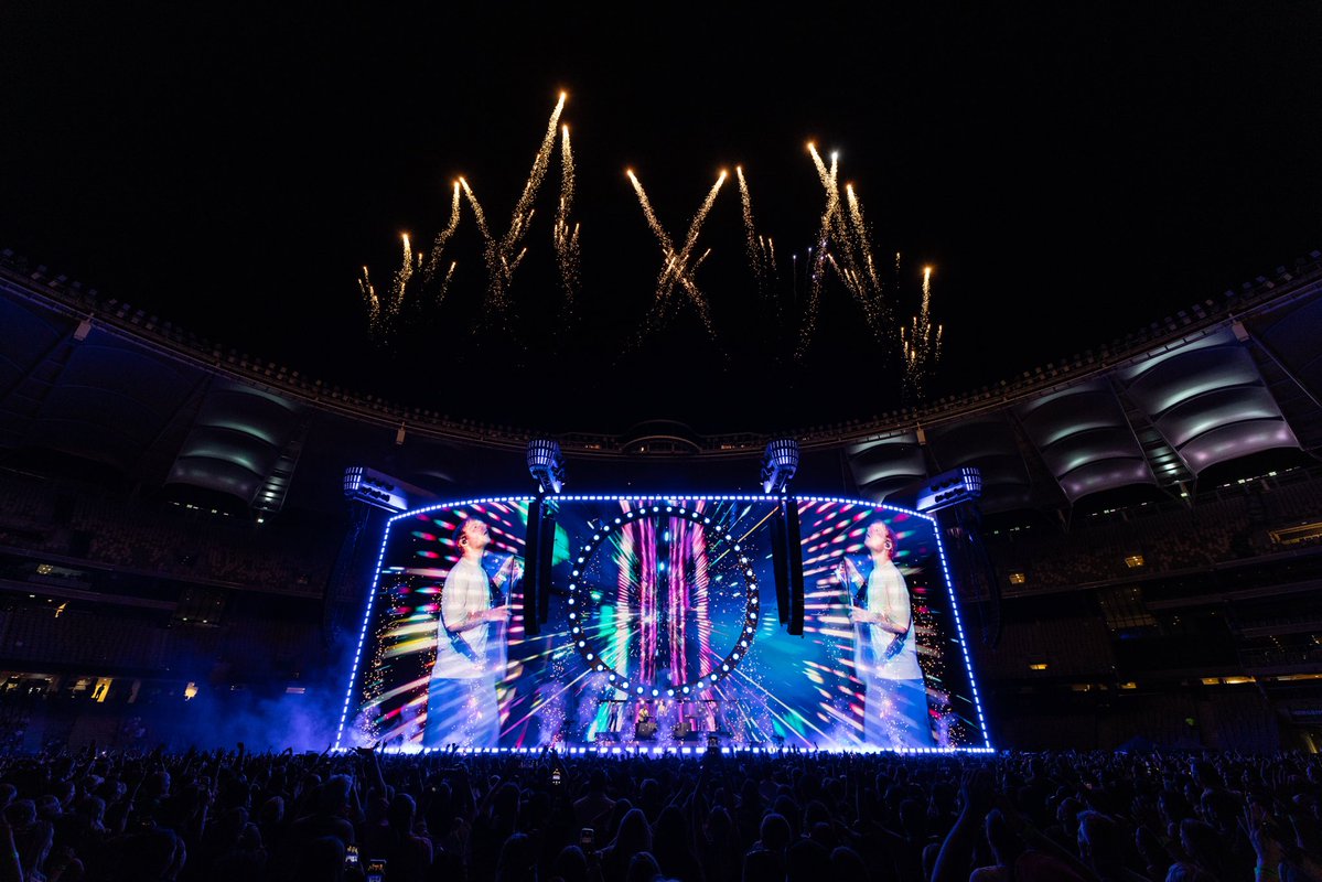 GilletteStadium's tweet photo. 🇺🇸 Red, white &amp; TWO tickets to Ed Sheeran🎆 buy two tickets and save 50% off for the Friday 9/25 show! 

No code needed, just act fast before they’re gone! 🎟️

https://t.co/JlC2PP9sX7 https://t.co/afqMHYXS2W