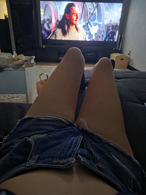 Sissy Queen Joyce 🏳️‍⚧️ - Cant answer now, watching a movie This move has a bigger laser sword in it than mine 🤭🤭 https://t.co/8NqXIim0V4