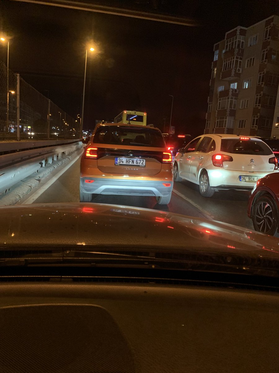 Monarozz1's tweet photo. Hopa ninanay trafik duruyor😫 https://t.co/6BTclf2zyl