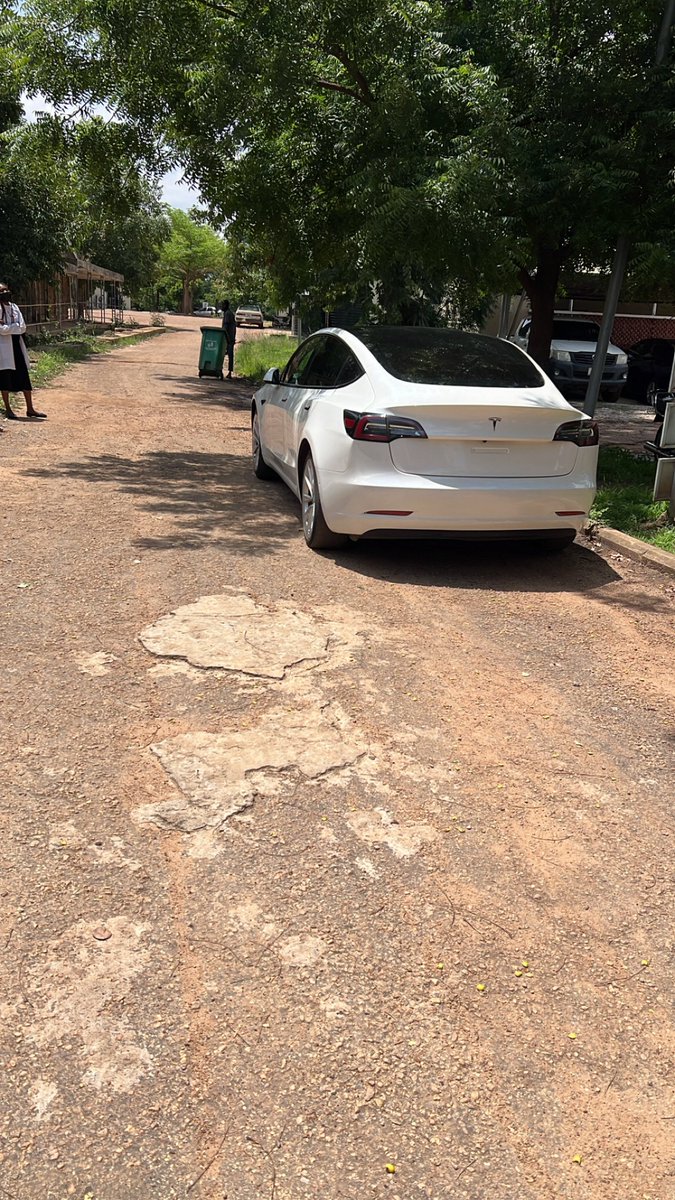 JEDY756's tweet photo. I saw a Tesla today.  
Really cool as car. 
What type of electric car would you go for if you have the means? https://t.co/so5MDbVLb5