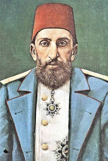 fatiheryilmaz0's tweet photo. 2. ABDULHAMİT VE İLK ANAYASAMIZDA TÜRKÇE

İlk anayasamız 1876 Kanuni Esasisidir. Mithat Paşa’nın içinde bulunduğu komisyon önce taslak anayasayı sunmuştu. Taslakta bulunan bir ifade 2. Abdülhamit’in dikkatini çekti. Bu maddeye göre ‘’Osmanlı ülkesindeki her unsur kendi ana dilinde eğitim ve öğretim yapmakta serbesttir’’ deniyordu. 2.Abdulhamit bu ibârenin taslaktan kaldırılmasını buyurdu. Devletin resmî dilinin Türkçe olduğu ayrıca milletvekili veya memur olabilmek için Türkçe bilmek mecbûriyeti bulunduğu hususu metne girdi.  

Bu tartışmaların yaşandığı dönemde Abdülhamit, Mithat Paşa’yı çağırmış ve aynen şu ifâdeleri kullanmıştır: “Bilmelidirler Paşa! Kur’an-ı Kerim’i Arapça tilavet etmekten nasıl vazgeçmezsem, devletimin toprakları üzerinde Türkçe konuşulmasından da öyle vazgeçmem! Türk dilinden başkasını da kabul edemem. Böyle bir maddenin yer almayacağı anayasayı bana getirmeyiniz.”

2. Abdulhamit hanın bu uyarısı ile ilk anayasamız olan Osmanlı devleti Kanun-ı esasine (1876 Anayasası) 18. Madde olarak şu şekilde yer aldı; “Tebaai Osmaniyenin hidematı devlette istihdam olunmak için devletin lisanı resmisi olan Türkçeyi bilmeleri şarttır.” 

Bu olmazsa olmaz madde Türkiye Cumhuriyeti Anayasası Madde 3’ te “Türkiye Devleti, ülkesi ve milletiyle bölünmez bir bütündür. Dili Türkçedir.” olarak devam etmektedir.

Pek çok etnik unsuru içinde barındıran ve bir imparatorluk olan Osmanlı devletinin ilk anayasasında korunan Türkçenin tek,resmi ve ortak dil olması prensibini üniter bir ulus devlet olan Türkiye Cumhuriyetinde tartışmaya açtınız. Bu cehennemin kapılarının açılması demektir.

Terör örgütü PKK’nın siyasi kolu ortak ve resmi dilimize darbe vurmak için uzun süredir bir kampanya yürütüyor. Ne hazindir ki sürekli 2. Abdulhamit türküsü söyleyen ve şu an sorumluluk mevkiinde olanlar da bunu seyrediyor. Anayasal görevinizi yapın. Yoksa tarihin ve milletin önünde suçlusunuz.

#DevletinDiliTürkçedir