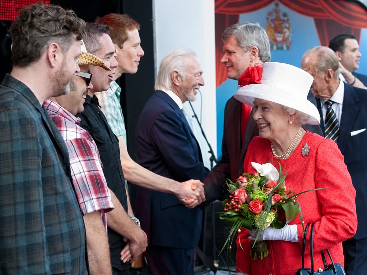 barenakedladies's tweet photo. BNL performed in Ottawa in 2012 when they met Queen Elizabeth II.

ER 👑: "And what is the origin of the name?"

ER 🎸: "Well, Madam, I believe Robertson is Scottish."

Tomorrow, BNL returns to Ottawa, this time at LeBreton Flats Park, joining the celebrated Canadian lineup for the national evening show alongside Alessia Cara, Pierre Lapointe, Diane Dufresne and more.

Open to the public and broadcast live across Canada.

📸: AP Photo/The Canadian Press