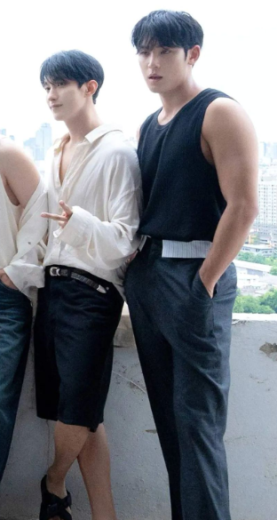 cheolhanglazer's tweet photo. why does dk look so tiny next to mingyu OMG https://t.co/q0MasFgzAa