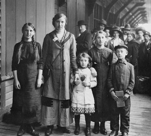 NashaCanada's tweet photo. 1911 г. Еврейские иммигранты из России прибыли в Канаду.
Они еще даже не представляют, какой правильный шаг в своей жизни они совершили, от каких страшных бед они спаслись, из какого «титаника» они так вовремя успели соскочить.
А это и есть древняя еврейская мудрость (משנה מקום משנה מזל) изменишь место жительства — изменишь судьбу.