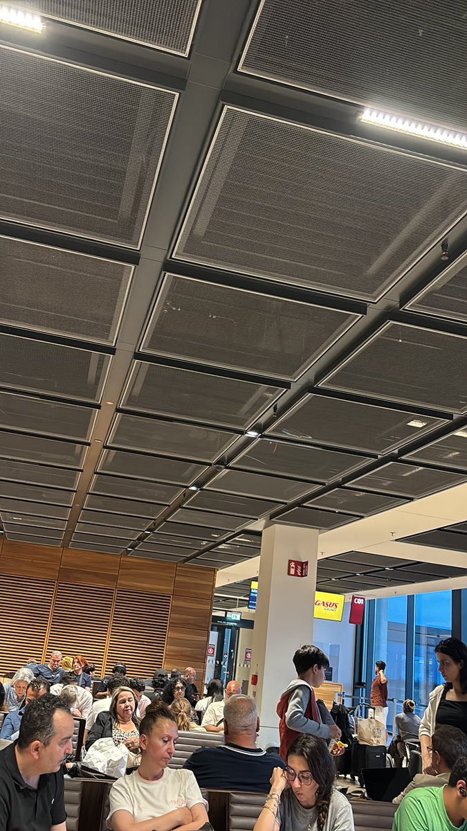 ecemmecee's tweet photo. Pegasus berlin- ista sabiha gokcen 19.40, PC984 ucagi saatlerdir kalkmiyor, yolcular bindirilip sonra indirildi. Ardindan teknik aksak var denildi, yolcular bindirildikten sonra mi lastiklerde sorun oldugu anlasiliyor?? Herkesi magdur ettiniz. @ucurbenipegasus https://t.co/p8SMnkrWNn