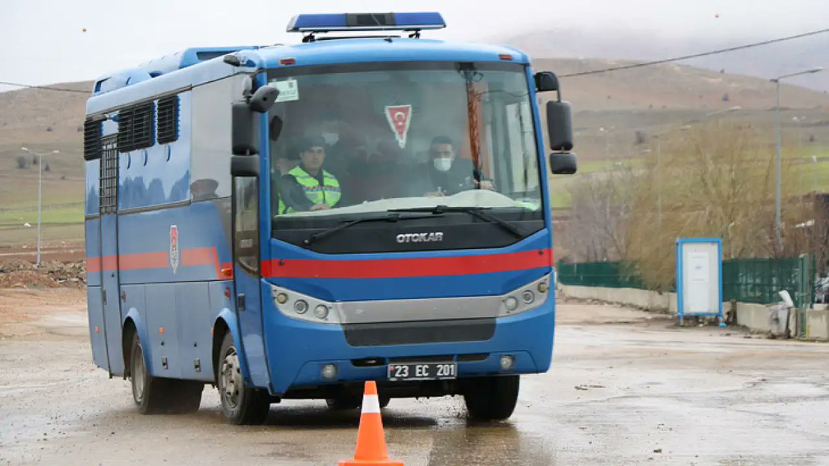ayucuk31's tweet photo. @platcornweb Adama Kürt uberi mi aldınız ala ala, yayın yapmayı bırak içinde zırıltıdan durulmaz öyle söyleyeyim. Eski bir neoplan veya travego alıp içini dizayn ettirseydiniz de farklı farklı yayıncılarla da kullanırdınız en azından. Fikir güzel ama uygulama çöp. https://t.co/uRBibcInm8