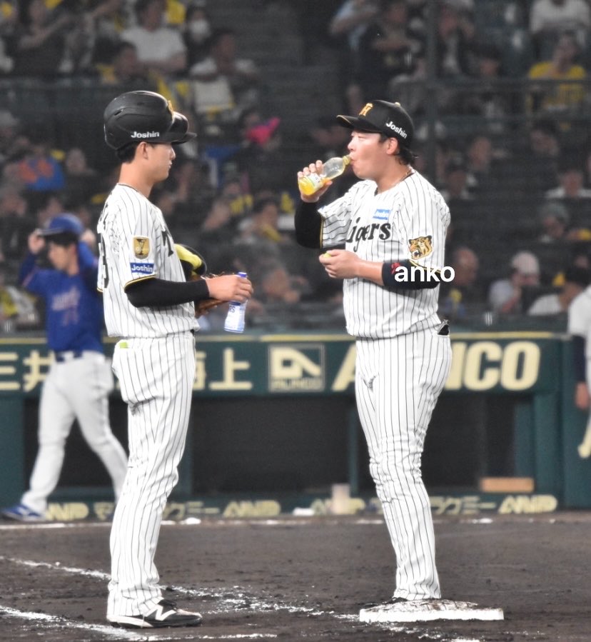 anyamasan's tweet photo. 小幡くんに2種のドリンク持ってきてもらって
両方飲んでた大山くん☺️2026.6.30 https://t.co/Gh1uZFdPPB