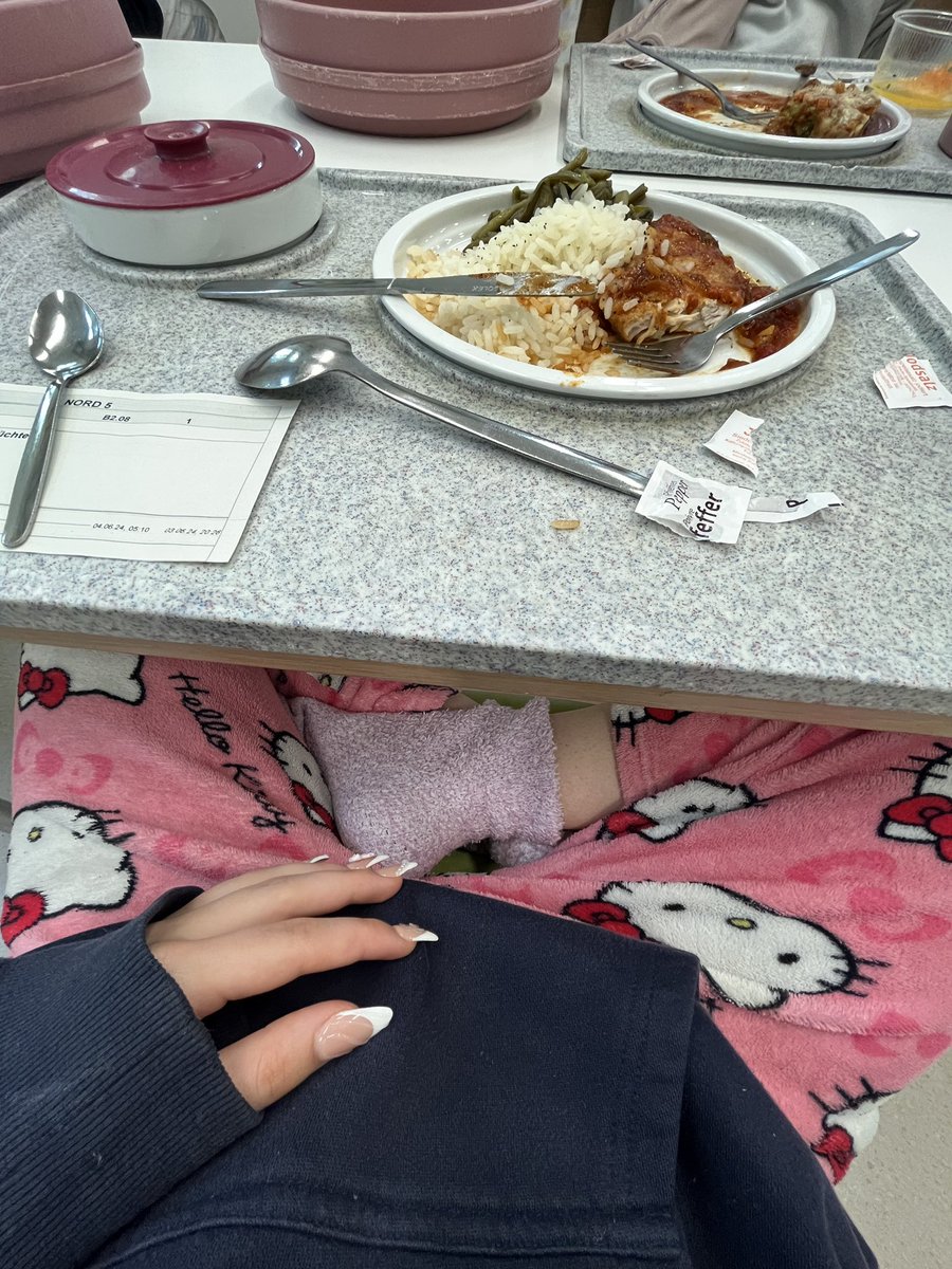 pl4boileen's tweet photo. Manchmal fühle ich mich so als wäre ich zu langsam dran, dann fällt mir wieder ein, dass ich vor ca 2 Jahren, aufgrund von einer Überdosis, im Krankenhaus und in einer Anstalt war. 
Heutzutage studiere ich normal und nehme nichts mehr. Eigentlich bin ich gut in der Zeit https://t.co/HudJPnl5C1