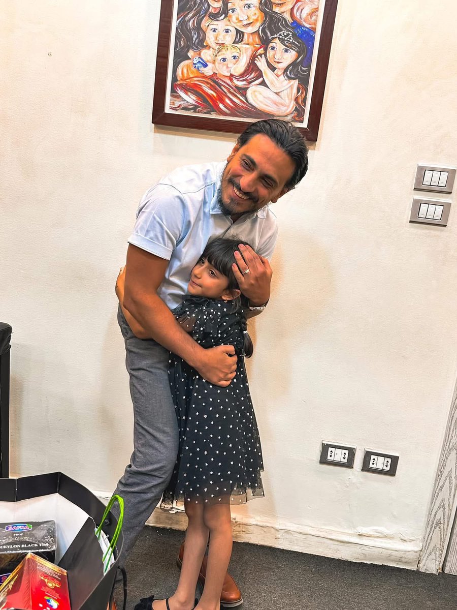 DrWaelElbanna's tweet photo. شوفتها تحت الميكرسكوب من سنين . 
كانت الجنين الوحيد السليم وسط اجنه كتير مشوهه . والدتها لفت ( المانيا ، تركيا ، الامارات  والعراق وغيرها من الدول ) لا تعرف حل للإجهاض المتكرر وتأخر الحمل و الاجنه المشوهه التي تحمل دائما فيها وفشل الحقن المجهري المتكرر . 
وضعت خريطه علاجيه علي مدار عام ما بين مناظير رحم وبطن و تجميع لعدد من الاجنه وعلاج لبطانة الرحم ودراسة لهرمونات والدتها . 
جاءت نتيجه الفحص الوراثي للاجنه ان هذه البنوته العزيزه علي قلبي هيه الوحيده السليمه وسط مجموعه من الاجنه المشوهه . 
وضعت هذه البنوته في رحم والدتها و أنا ادعي في سري ( انت تعلم انني فعلت كل مافي وسعي . استر وأكرم من عندك يا الله ) 

لم افرح بخبر الحمل و ظللت أتابع الحمل في دقة واتأكد من عدم وجود تشوهات في القلب او المخ طوال الحمل . 

وفرحت فرحا شديدا وقت الولادة وانا ارئ هذا الملاك علي هذا الكوكب . لأكون شاهدا علي عظمه الله عز وجل في صنع البشر وان اشعر ان لحياتي معني و طعم كبير . 

عندما أراها تكبر وتصبح من النوابغ و العباقرة افرح كثيرا . كم هيه طيبه و جميله و راقية و رقيقه . 

اللهم احفظها .. اللهم احفظها وأسترها وأكرمها واحفظ اولادكم جميعا من كل شر وارزقكم جميعا الخلفة الصالحة . 

#د_البنا_مصر #الفحص_الوراثي_للاجنه #اختيار_جنين_سليم 
#الحقن_المجهري  #قل_اعوذ_برب_الفلق #من_الي_الخير
#drbanna_egypt