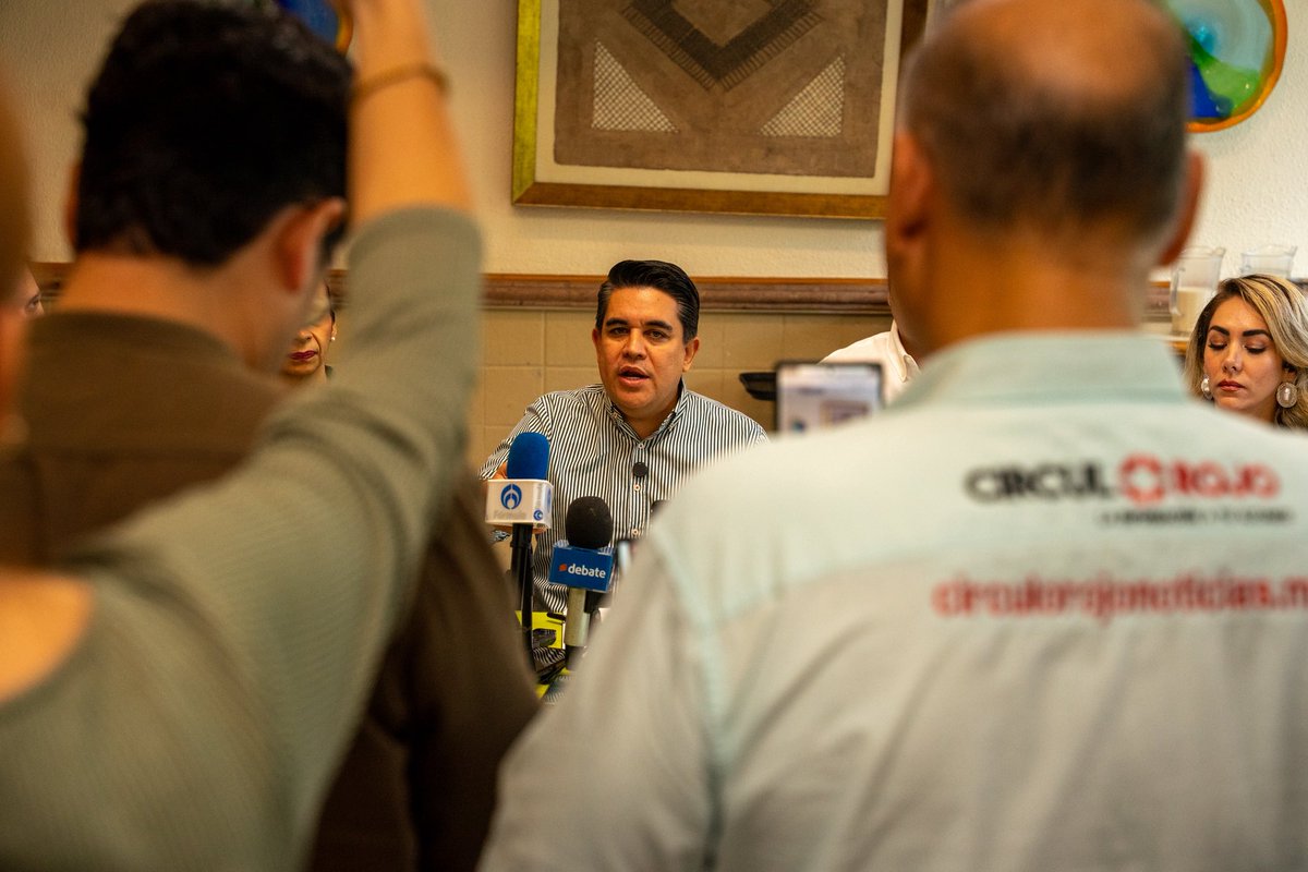 RicardoMadridP's tweet photo. Muchas gracias a mis amigos medios de comunicación que hoy nos acompañaron en este encuentro. 

Sigamos contrayendo en favor de Sinaloa. 

#RIMA 🟢 https://t.co/UZBve2Ty3B
