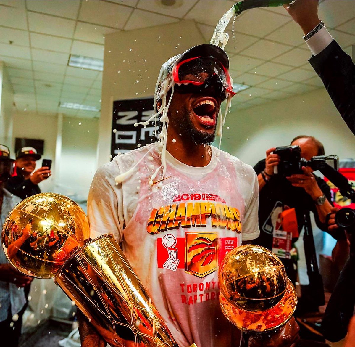 LakeShowYo's tweet photo. BREAKING: KAWHI LEONARD HAS BEEN TRADED TO THE RAPTORS 🤯🤯🤯 https://t.co/f9nZhbmxxf