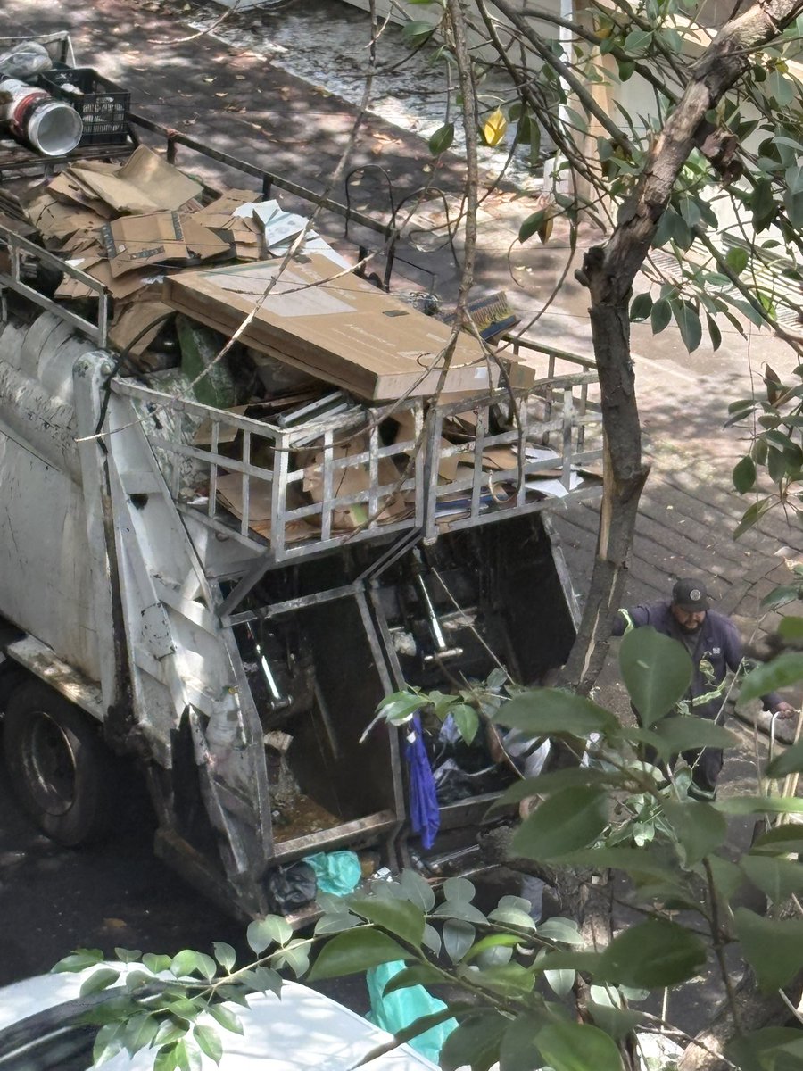 diegoalbertorg's tweet photo. @AlessandraRdlv como hacemos para gozar del privilegio de que se lleven la basura? Vienen camiones que dicen cuauhtemoc pero se ponen agresivos y no se quieren llevar la basura cuando la bajamos, no entiendo como funciona https://t.co/D2K1o8zrfG