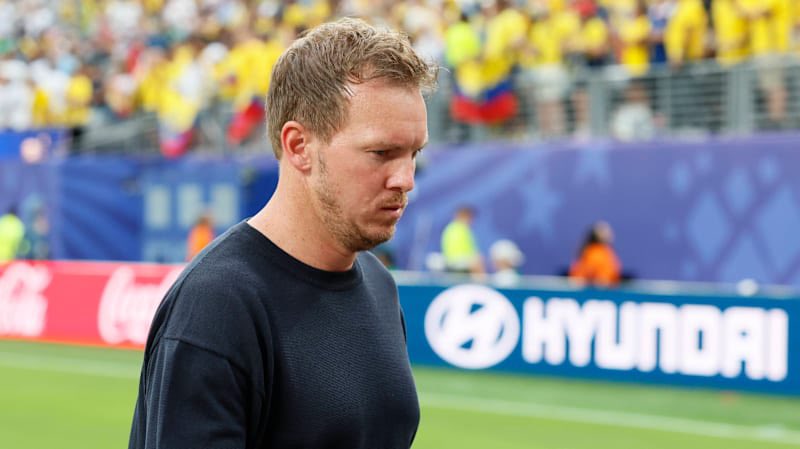 Regendelfin's tweet photo. „Ich habe immer gesagt, der dicke Kurde ist maximal überbewertet! Aber ihr Superexperten habt ihn ja so durchgehyped, dass ich ihn am Ende bringen musste. Und was passiert? Erstes Spiel Startelf, direkt WM-Aus! Das war klar! Das ist eure Schuld, den Schuh ziehe ich mir nicht an!“ https://t.co/Yx4rkKHZPM