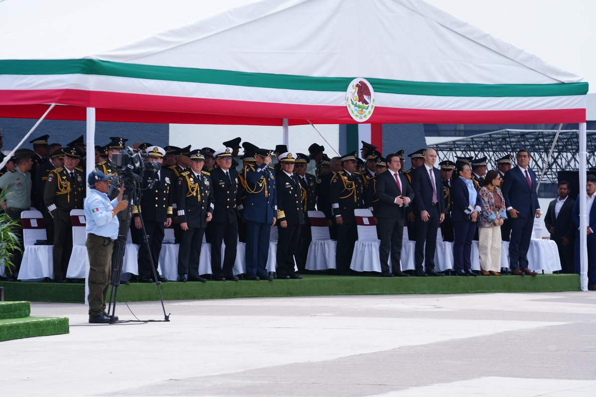 SergioSalomonC's tweet photo. Este martes tuve el honor de acompañar a nuestra Presidenta, la Dra. @Claudiashein, en la Ceremonia Conmemorativa por el 7.º Aniversario de la @GN_MEXICO_ , realizada en Huehuetoca, Estado de México.

Mi reconocimiento al Secretario de la @Defensamx1 , General Ricardo Trevilla Trejo; al Comandante de la Guardia Nacional, General de División Guillermo Briseño Lobera; y a las mujeres y hombres que integran esta gran institución por su entrega, disciplina y vocación de servicio, que día a día contribuyen a la seguridad, la paz y el bienestar de las y los mexicanos.

Desde el @INAMI_mx seguiremos fortaleciendo la coordinación institucional en favor de nuestro país.

#7ºAniversarioGN #JusticiaYPaz