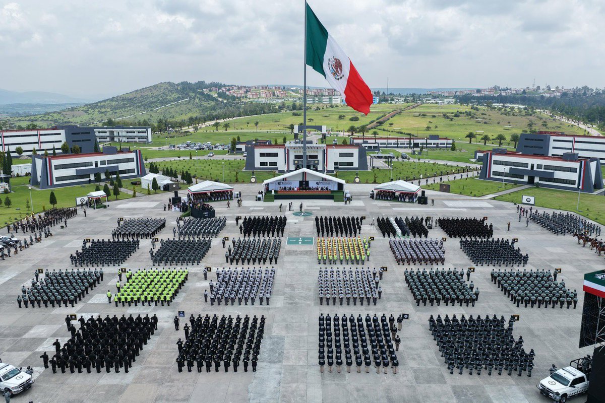 SergioSalomonC's tweet photo. Este martes tuve el honor de acompañar a nuestra Presidenta, la Dra. @Claudiashein, en la Ceremonia Conmemorativa por el 7.º Aniversario de la @GN_MEXICO_ , realizada en Huehuetoca, Estado de México.

Mi reconocimiento al Secretario de la @Defensamx1 , General Ricardo Trevilla Trejo; al Comandante de la Guardia Nacional, General de División Guillermo Briseño Lobera; y a las mujeres y hombres que integran esta gran institución por su entrega, disciplina y vocación de servicio, que día a día contribuyen a la seguridad, la paz y el bienestar de las y los mexicanos.

Desde el @INAMI_mx seguiremos fortaleciendo la coordinación institucional en favor de nuestro país.

#7ºAniversarioGN #JusticiaYPaz