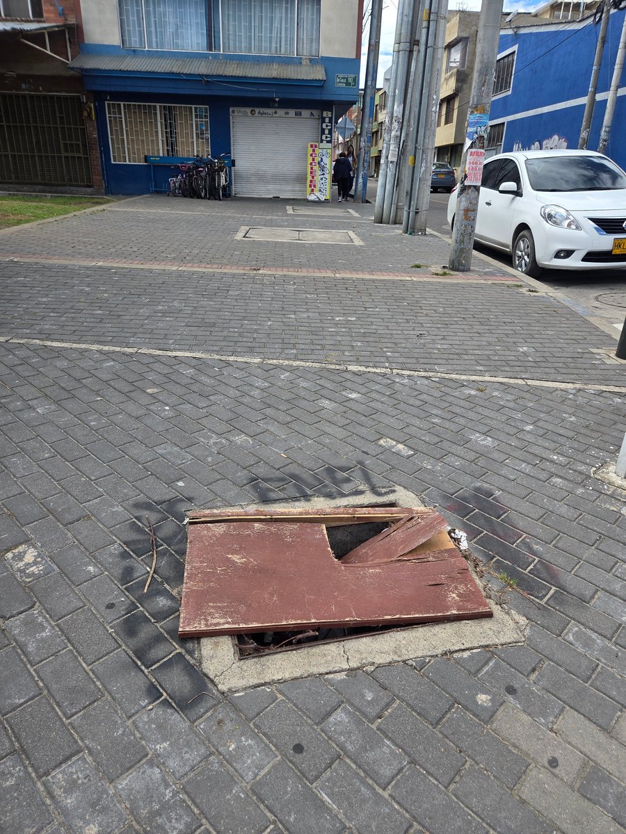 Chepelo's tweet photo. @EnelColombia @EnelClientesCO por favor su apoyo urgente¡¡ hay una tapa faltante de una caja de ustedes en la Calle 183 con 7D Barrio Lijaca, localidad de Usasquen, Bogota.   Es un riesgo alto que alguien caiga y tenga un accidente. https://t.co/FyBgAjiQWr