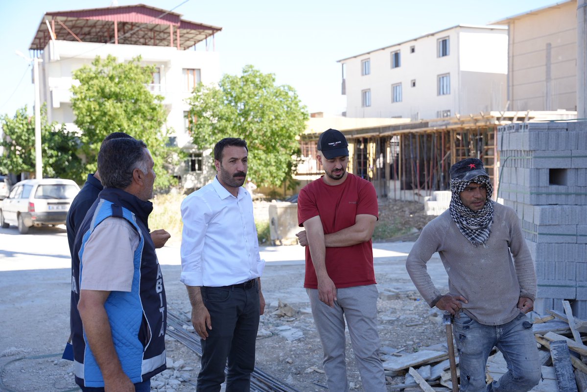 Hanibelediyesi's tweet photo. Eşbaşkanımız Hamdullah Demir, zabıta ekiplerimizle birlikte ilçede devam eden inşaat alanlarında denetim gerçekleştirdi.

Denetimlerde çevre düzeni, çalışma alanlarının temizliği ve inşaat sürecinde uyulması gereken kurallar yerinde kontrol edildi. Ekiplerimiz, gerekli uyarı ve bilgilendirmelerde bulundu.

Hemserokê ma hamdullah demîr û tîmê zabitayê şaredarîya ma,  warê înşaatîye de teftîş kerdî.