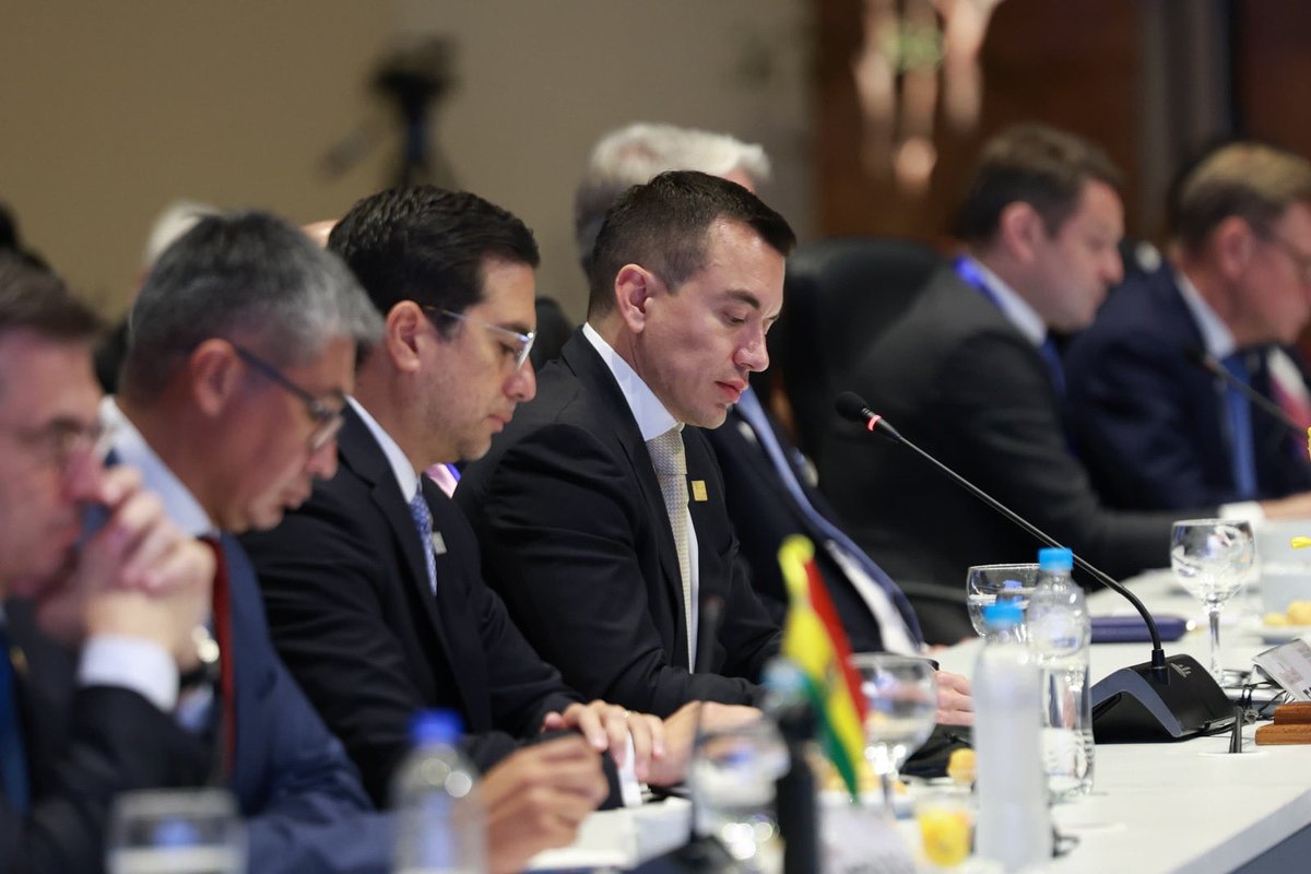 CancilleriaEc's tweet photo. Mercosur | Paraguay 🇵🇾

El canciller @robertokuryec acompañó al Pdte. @DanielNoboaOk en la LXVIII Cumbre de Jefes de Estado y de Gobierno del MERCOSUR y Estados Asociados, espacio que permitió posicionar la visión del Ecuador en integración, seguridad y desarrollo económico. https://t.co/uDVWT9Hj62