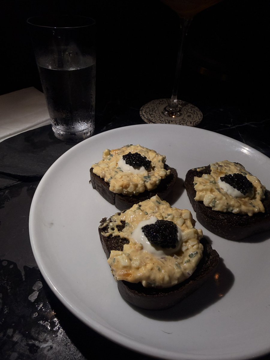 DefRhymes's tweet photo. Went out w my man and hb for dinner last night for oysters &amp; 5 course meal, left w my man and gave my hb my apt for the night so he can enjoy his privacy before his flight. Today it’s bomba y plena w the girls after work. Life is beautiful. https://t.co/7n58cGr1OO