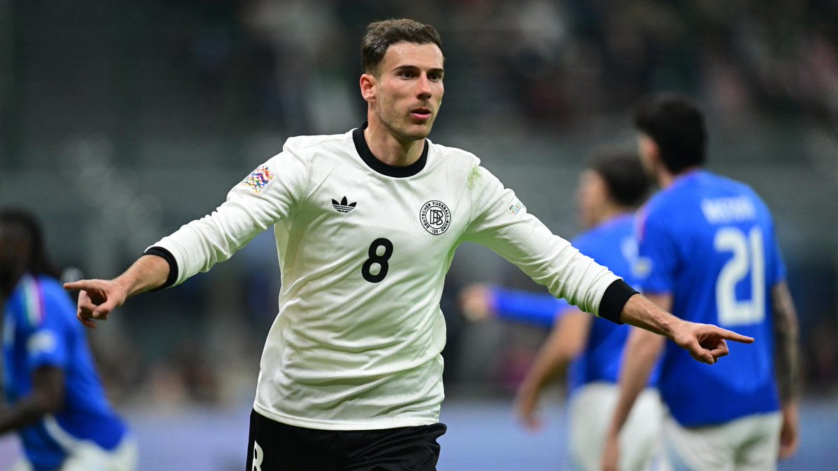 xGxdeon's tweet photo. 23 jähriger aus einer Horror Verletzung kommender Spieler der permanent gehatet wird vs 31 jähriger erfahrener Spieler der Trainer Liebling ist und für seine Mentalität ständig gelobt wird. 

3 mal dürft ihr raten wer sich den Ball genommen hat und Verantwortung übernommen hat. https://t.co/0DW7JX4K2X