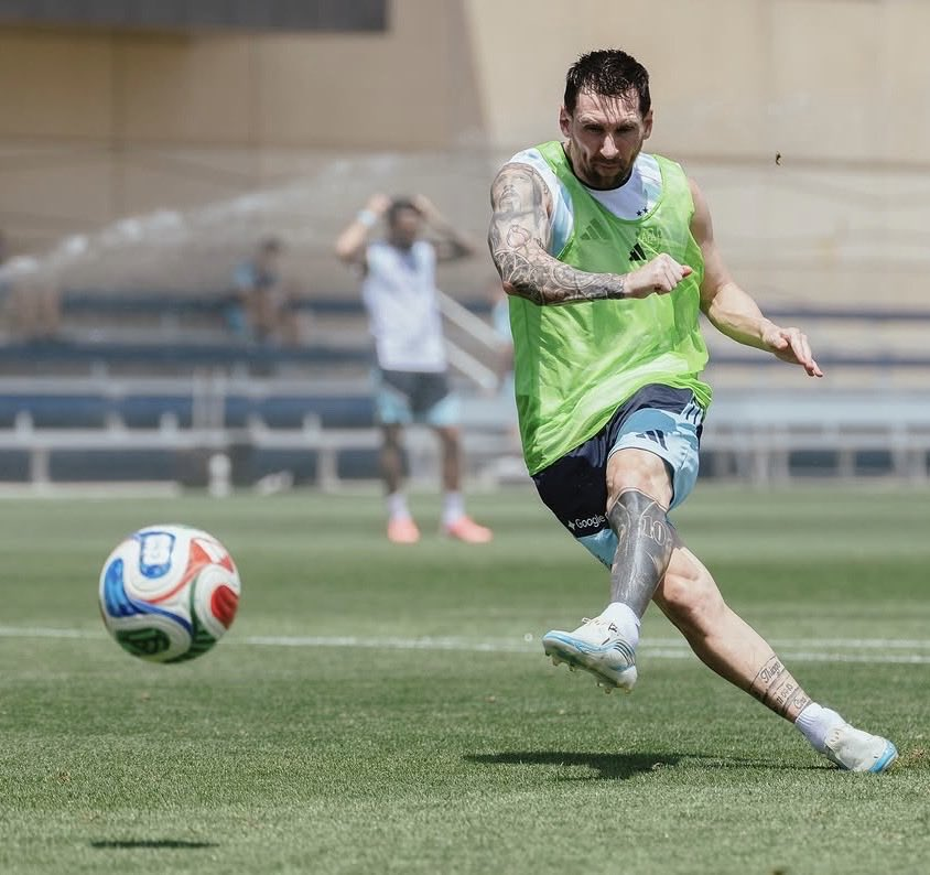 Crackbol10's tweet photo. Messi afinando puntería 🎯 https://t.co/i8KMGPKoZ5