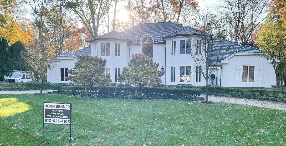 johnbennerco's tweet photo. Freshened up and looking sharp! We pressure washed and painted the stucco and trim to give this home a crisp, clean update. It’s amazing what a little care can do to elevate a property’s curb appeal!
.
#johnbennercompany #painting #paperhanging #familybusiness #since1889 https://t.co/Kowo4VDt2U