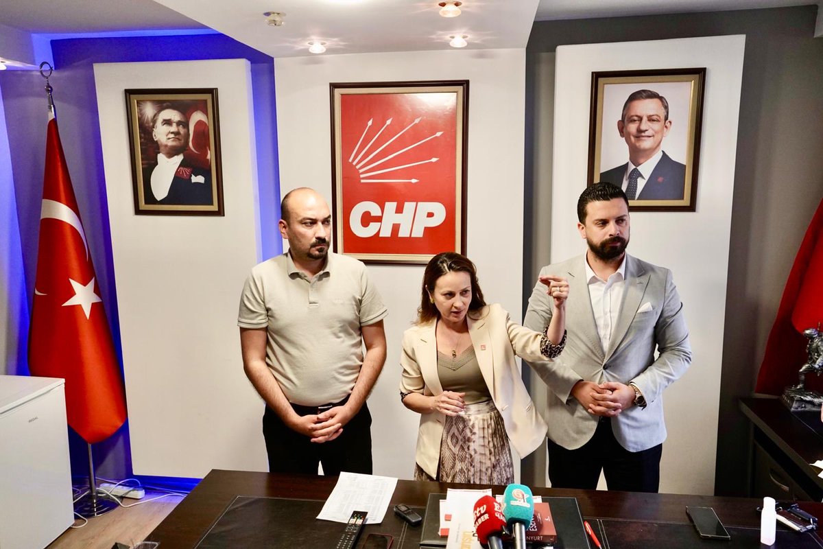 ilksenuludag's tweet photo. Kıymetli yoldaşlarım;

Biz bu göreve atanarak değil, Cumhuriyet Halk Partisi’nin, örgütümüzün, delegelerimizin ve yol arkadaşlarımızın iradesiyle geldik.

Bugün atanmış AKP işbirlikçileri tarafından alınan kararın örgütümüzün ve yurttaşlarımızın vicdanında hiçbir karşılığı yoktur.

Bizim için makamlar gelip geçicidir. Asıl olan halkımıza karşı sorumluluğumuz ve örgütümüzün iradesidir.

Bu parti masa başı hesaplarla, antidemokratik müdahalelerle değil; üyelerinin, delegelerinin ve örgütlerinin kararıyla yol yürür.

Bizler Cumhuriyet Halk Partisi’nin seçilmiş İl Başkanları olarak halkımıza ve mücadelemize karşı verdiğimiz sözün arkasında durmaya devam edeceğiz.

Bizi buradan gönderecek tek irade, bizi buraya getiren iradedir, delegelerimizdir. Bunun ötesinde hiçbir güç, Cumhuriyet Halk Partisi’nin örgüt iradesinin üzerinde değildir.

Sözümüz de duruşumuz da nettir:

Seçilmiş Genel Başkanımız Sayın Özgür Özel’in liderliğinde, Cumhuriyet Halk Partisi’nin seçilmiş kadroları olarak tarihin doğru tarafında durmaya, halkımıza karşı sorumluluğumuzu yerine getirmeye ve demokrasi mücadelemizi kararlılıkla sürdürmeye devam edeceğiz!