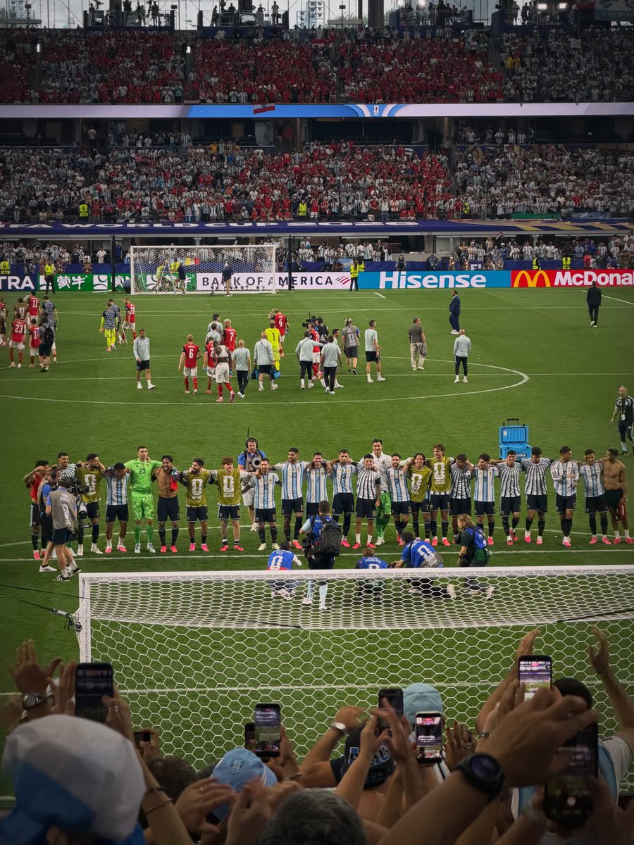 TeamLeoM's tweet photo. Así, todos juntos. Hasta el final. 🇦🇷 https://t.co/XscJnMGJlo