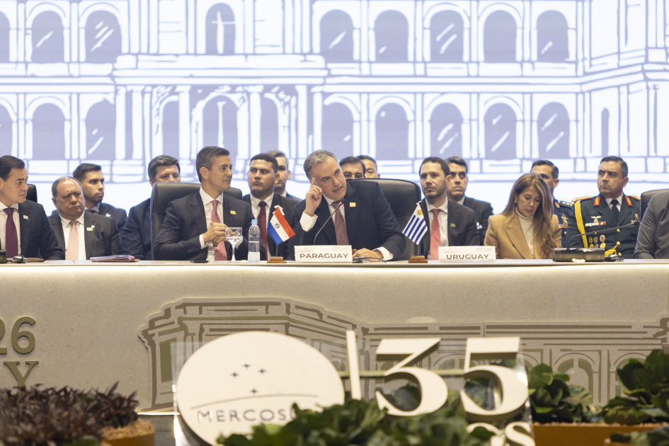 compresidencia's tweet photo. 👉 Uruguay asumió la presidencia "pro tempore" del Mercosur: “Es un verdadero orgullo ser parte de este proceso”, afirmó el presidente @OrsiYamandu.

💬 Con la voluntad política y con el corazón puesto en nuestra gente, este proceso de integración no solo será posible, sino que será cada vez más exitoso, aseguró el mandatario en la 68.ª Cumbre de Jefes de Estado del Mercosur y Estados Asociados.

🔗 https://t.co/w7pd3ss8kt