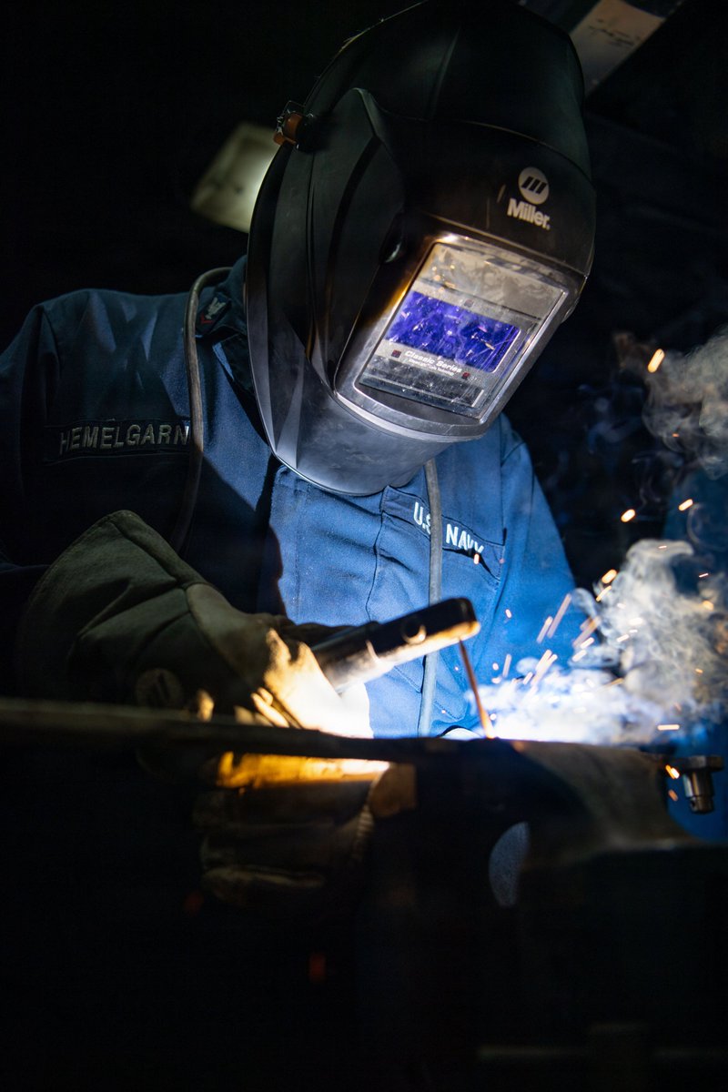 USPacificFleet's tweet photo. Shipshape and Seaworthy 🔱
Sailors assigned to USS Boxer's (LHD 4) engineering department, conduct routine maintenance while underway in the Pacific Ocean.
Technical expertise and procedural compliance fuel our Pacific Fleet Combat Readiness.
#USNavy #PacificFleet #Readiness https://t.co/9RwTmFtkAb